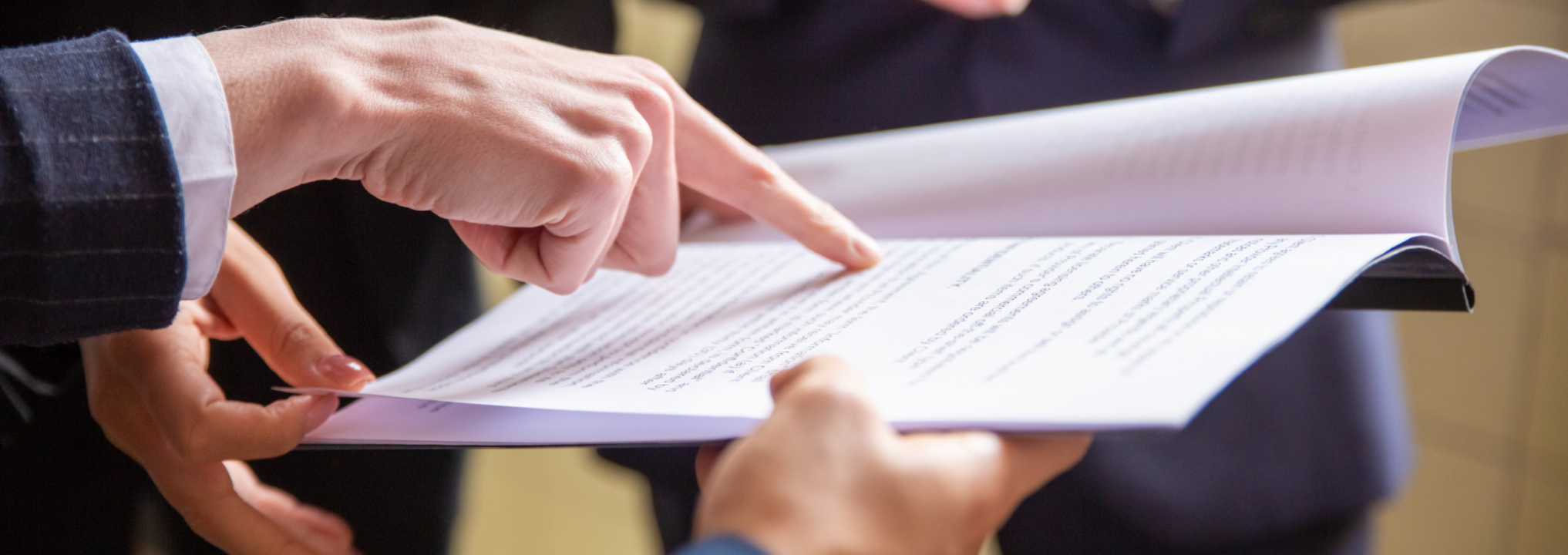 Dedos señalando unas palabras en un documento