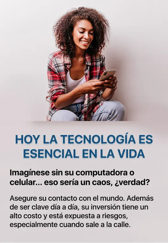 Persona sonriendo, mientras utiliza un celular.