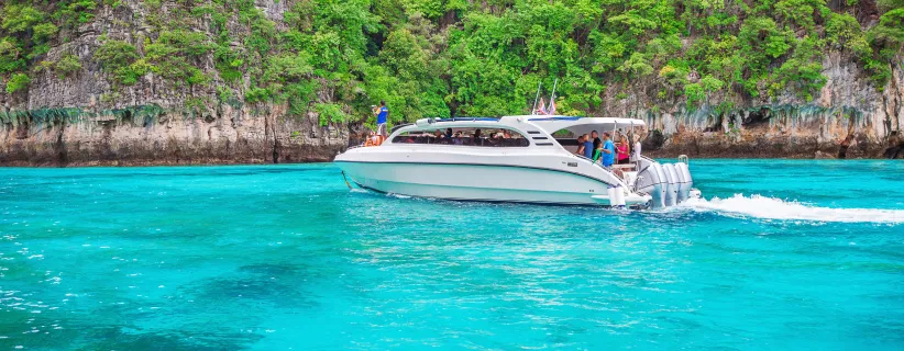 imagen: yate navegando en el mar