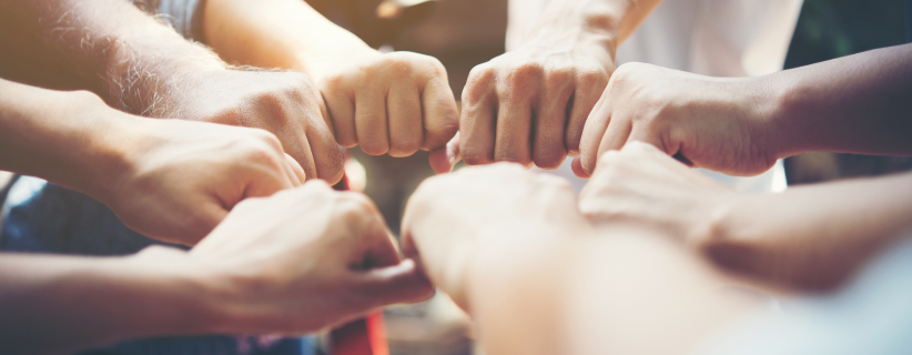 Imagen: Grupo de cinco manos realizando la acción de puño
