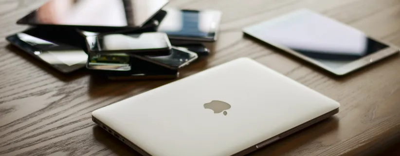 Laptop gris, sobre un escritorio