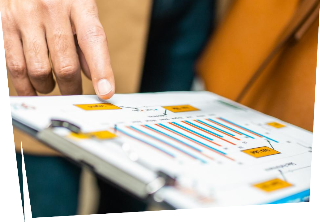 persona mostrando un informe