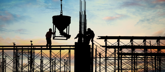 Personas trabajando en una construcción con una grúa