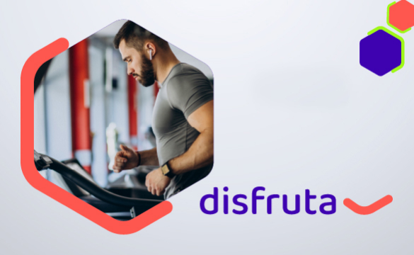 imagen del plan disfruta: Un hombre haciendo ejercicio en una caminadora