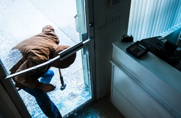 Persona intentando robar en un local