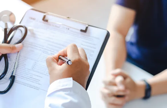 Doctor atendiendo paciente