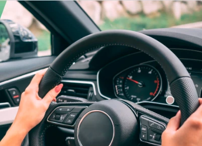 Dos personas saludando.