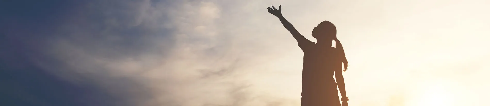imagen de mujer con cielo de fondo
