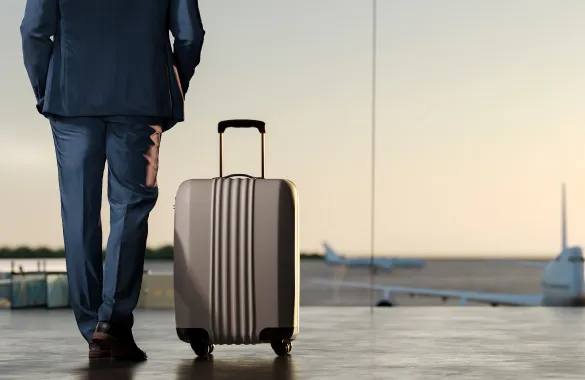 Hombre con maleta a la par