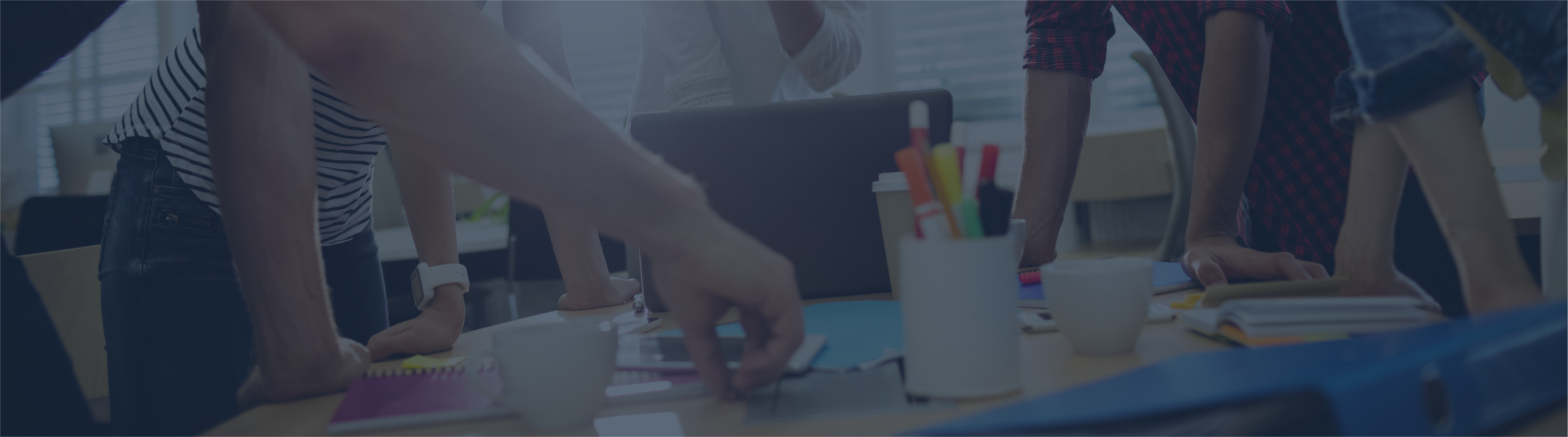 Personas reunidas en una mesa debatiendo ideas