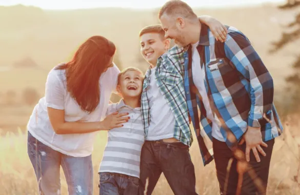 Familia unida abrazándose 