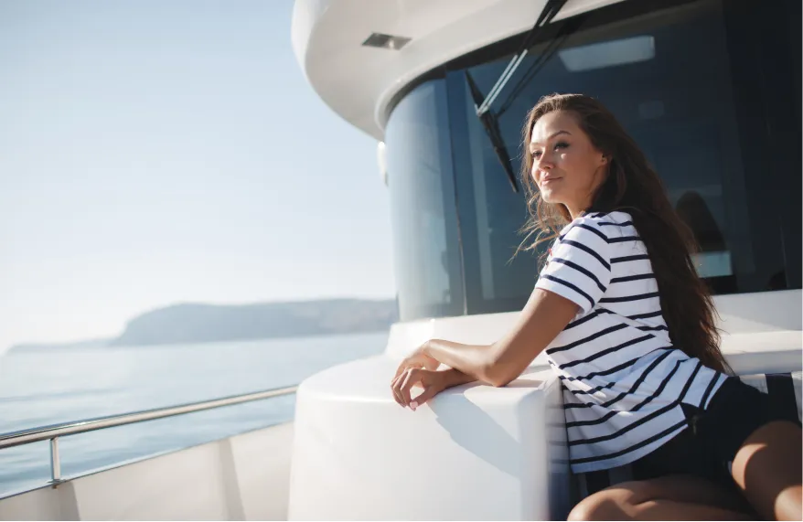 Muchacha en yate observando el paisaje