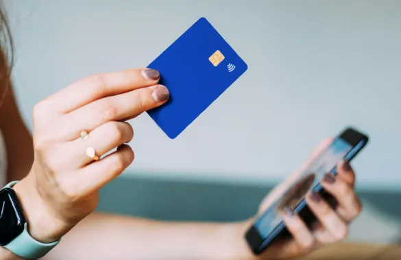 Una mano con tarjeta bancaria