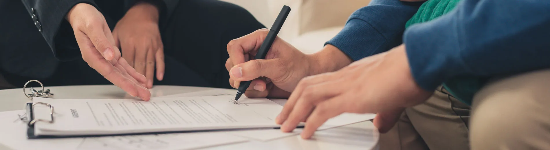 Persona firmando un documento