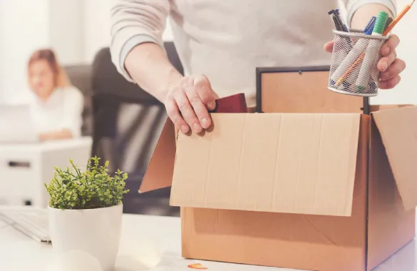 Persona guardando objetos en una caja